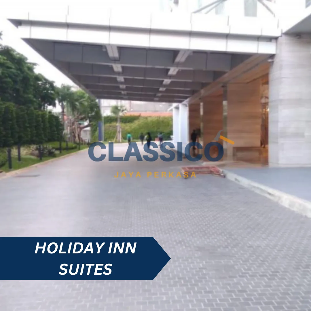 Holiday Inn Suites (8)